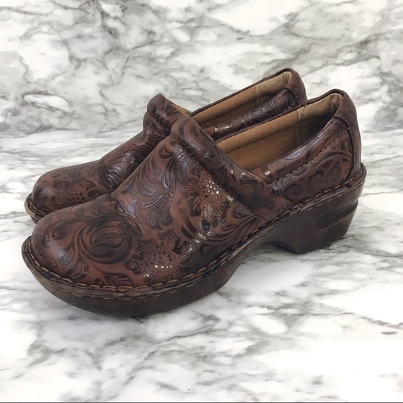 b.o.c. Brown Embossed Clogs 7.5 - Picture 2 of 6